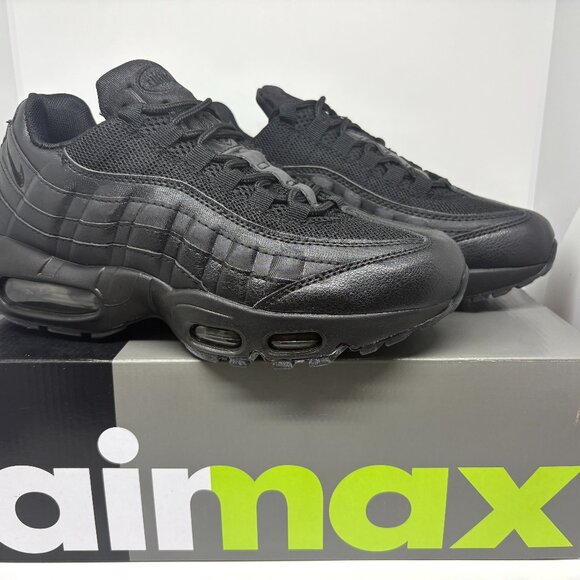 Men's Size 8 All Black Nike Air Max - Picture 2 of 6